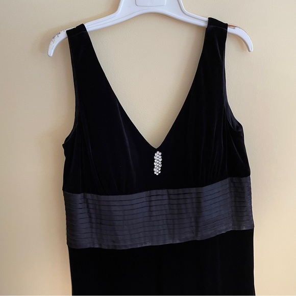 COLDWATER CREEK Black Velvet Sleeveless V-Neck Long Embellished Gown Size 12 - Picture 3 of 12